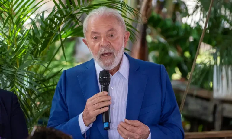 Lula durante pronunciamento oficial sobre combate à violência contra mulheres no Brasil.