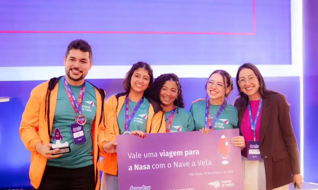 Equipe das estudantes do projeto Pense Bem durante a premiação do HackaNAV