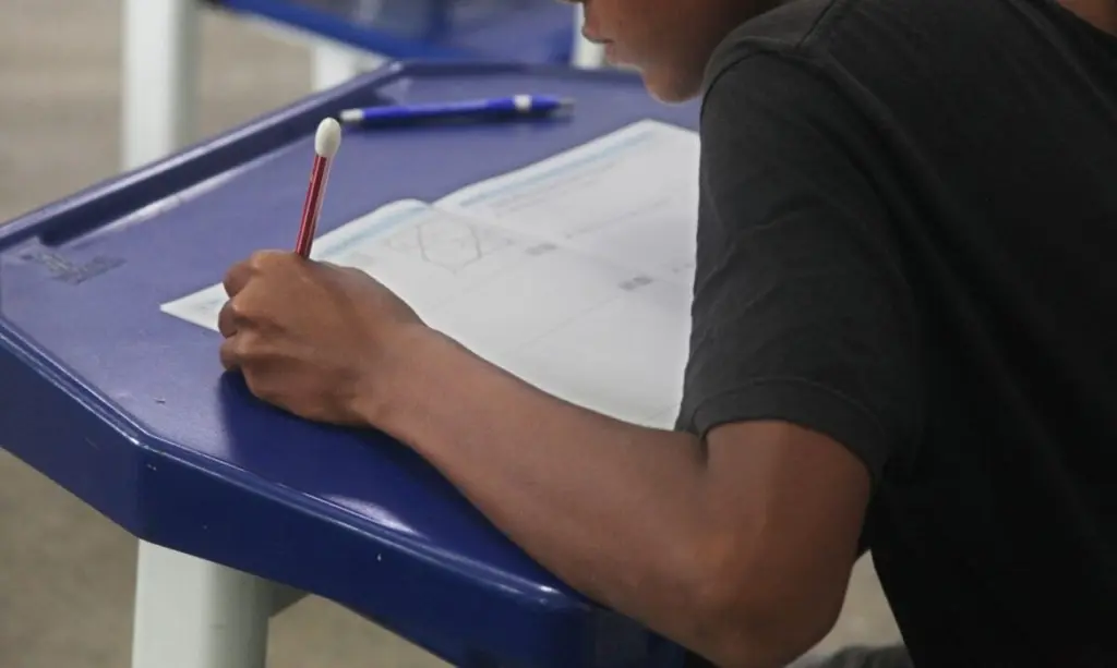Estudante resolvendo uma prova de matemática
