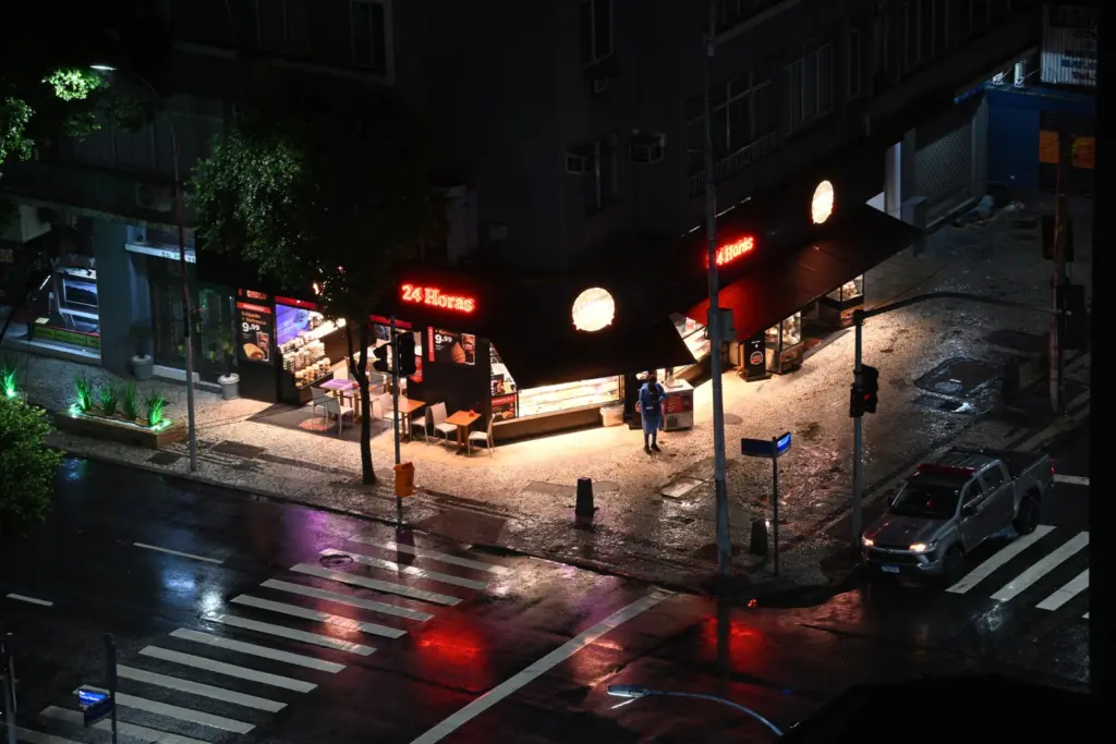 Rua molhada pela chuva à noite no Rio de Janeiro
