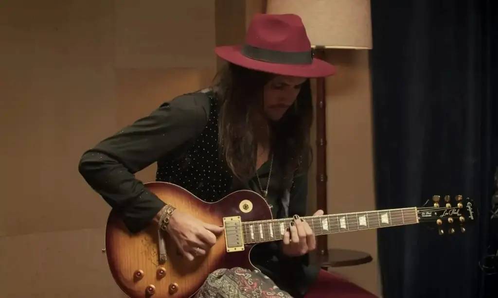 Pedro Hills toca guitarra no programa Duelo de Guitarras
