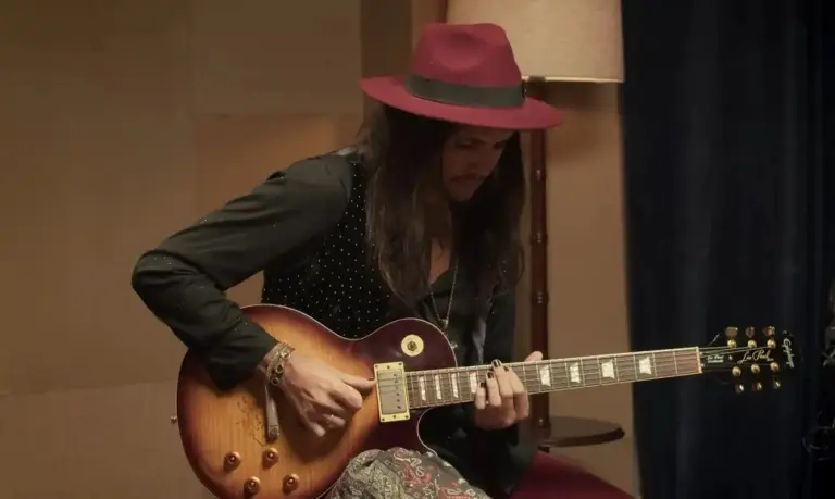 Pedro Hills toca guitarra no programa Duelo de Guitarras