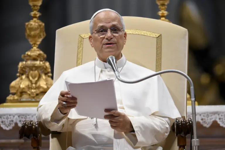 Papa Leão XIV fala a visitantes e peregrinos durante audiência no Vaticano