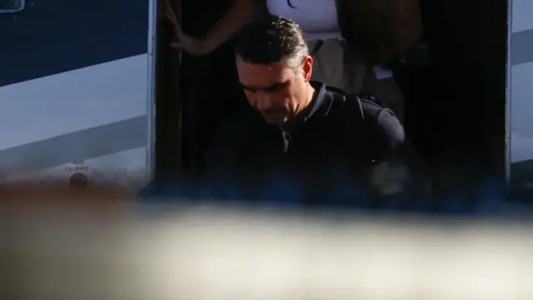 Flávio Bolsonaro desembarca de avião no aeroporto executivo Miami-Opa Locka, em 28 de outubro de 2026