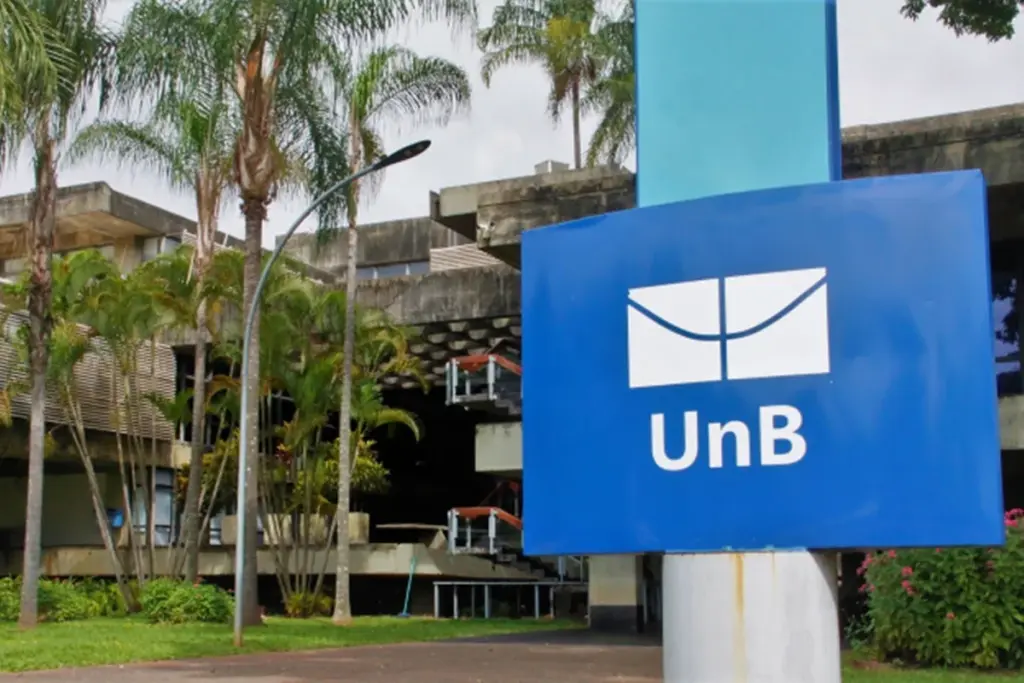 Placa da Universidade de Brasília em frente ao edifício da reitoria.