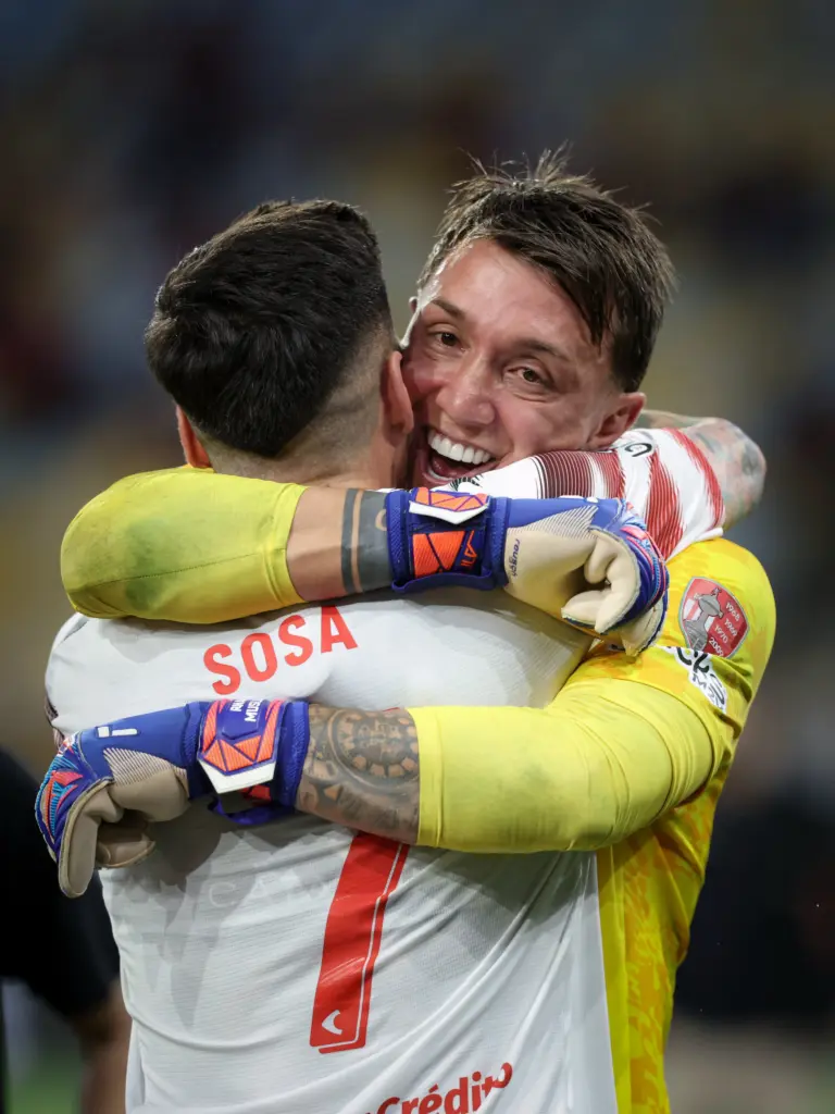 Fernando Muslera abraça José Sosa na comemoração da classificação do Estudiantes no Maracanã, em 22 de outubro de 2026