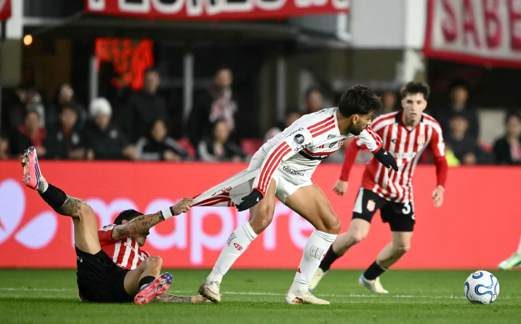 Lance de Estudiantes e Flamengo na semifinal da Libertadores, em La Plata, na Argentina