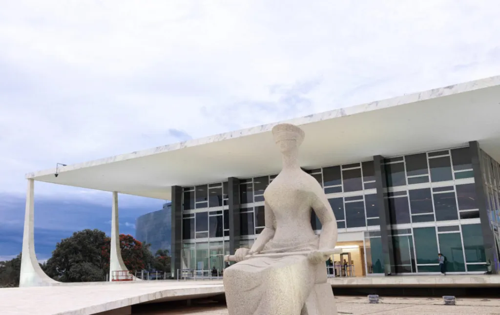 Fachada do STF e estátua da Justiça