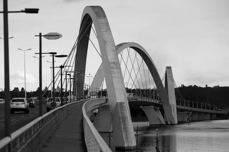 Ponte Juscelino Kubitschek sobre o Lago Paranoá, em Brasília; foto de arquivo