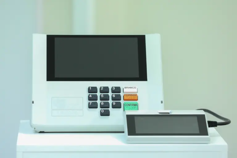 Urna eletrônica brasileira modelo UE2020, com teclado e tela, em foto do TSE.