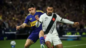 Jogadores de Vasco e Boca Juniors disputam a bola em campo