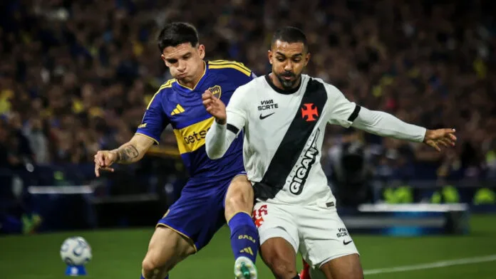 Jogadores de Vasco e Boca Juniors disputam a bola em campo