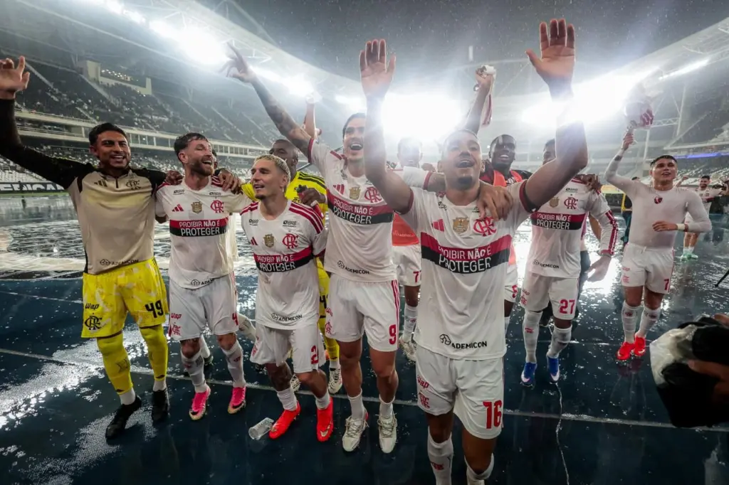 Jogadores do Flamengo comemoram no clássico contra o Vasco em 29 de outubro de 2026