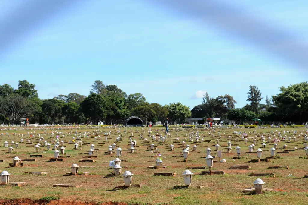 Cemitério do Distrito Federal em fotografia da Agência Brasília