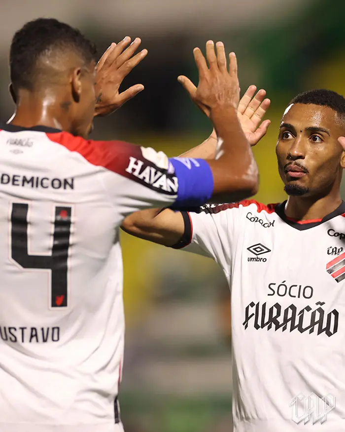 Jogadores do Athletico se cumprimentam no jogo contra a Chapecoense, na Arena Condá, em 12 de outubro de 2026