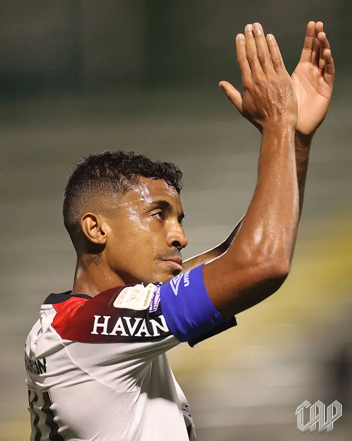 Jogador do Athletico aplaude no jogo contra a Chapecoense na Arena Condá em 12 de outubro de 2026