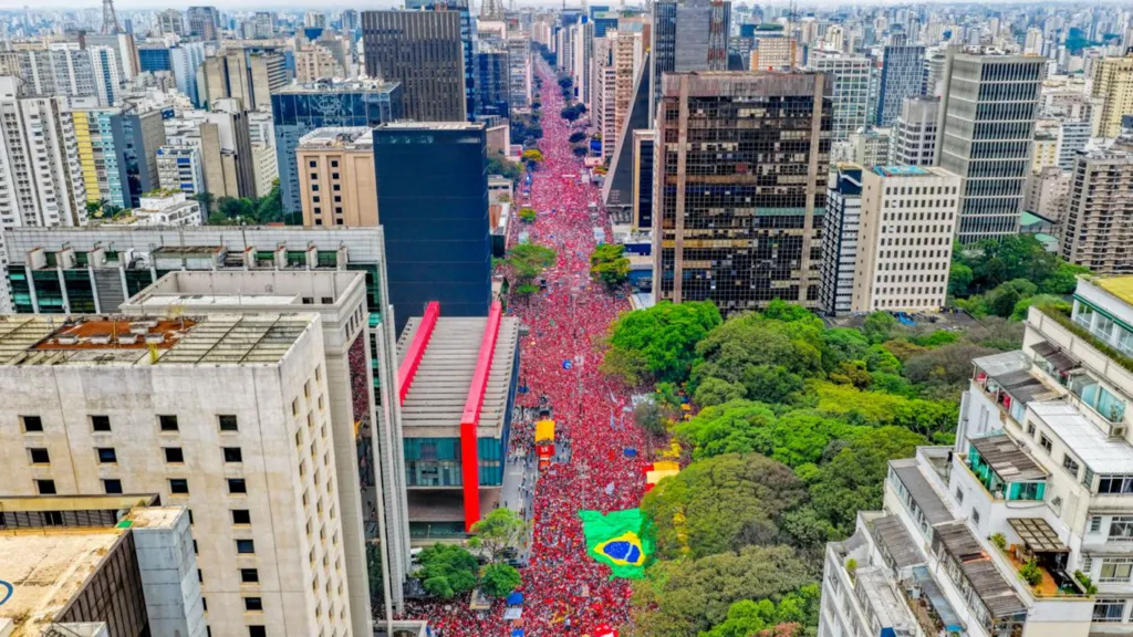 Vista aérea da Avenida Paulista com participantes do ato de 11 de outubro de 2026