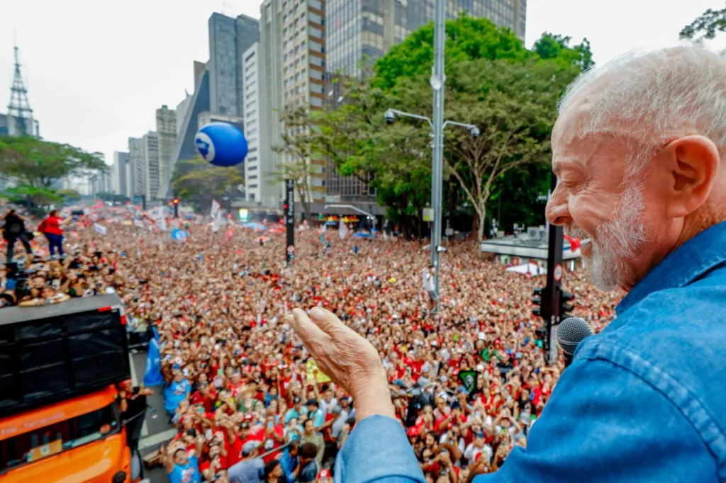 Lula com microfone diante de participantes do ato na Avenida Paulista