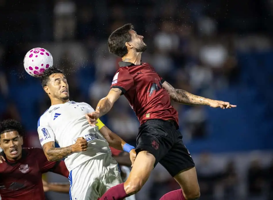 Capixaba e William disputam a bola em Bragantino x Cruzeiro em 12 de outubro de 2026