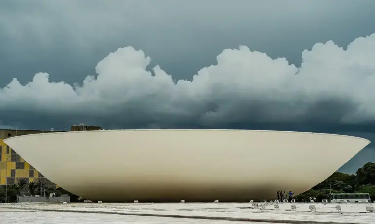 Cúpula da Câmara dos Deputados sob céu nublado em Brasília