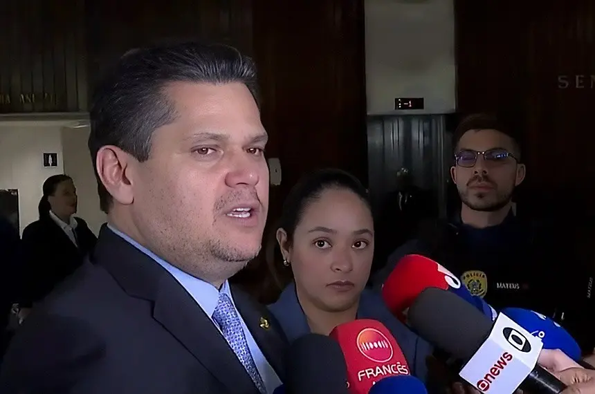 Davi Alcolumbre fala a jornalistas no Senado durante entrevista em 7 de outubro de 2026