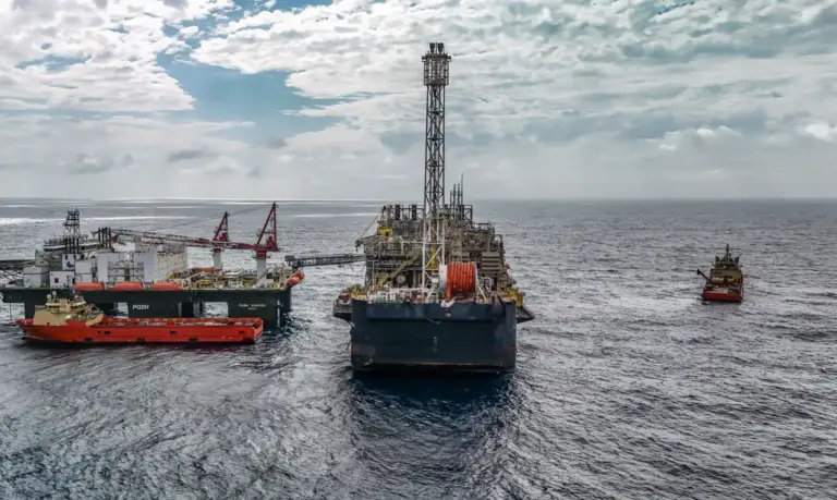 Plataforma de petróleo P-67 na Bacia de Santos