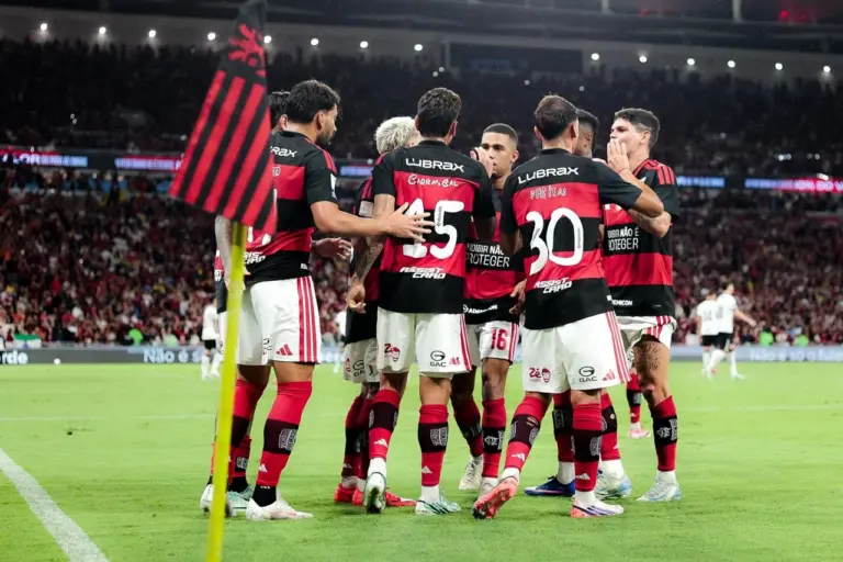 Jogadores do Flamengo comemoram na vitória por 3 a 2 sobre o Atlético-MG no Maracanã, em 26 de outubro de 2026