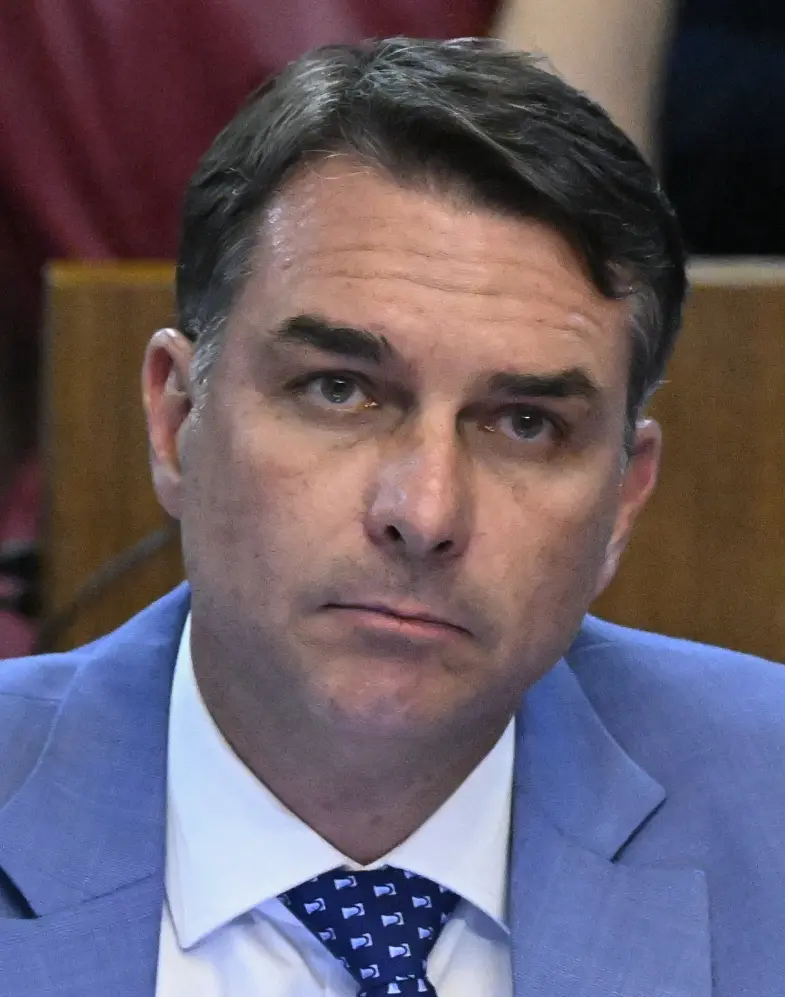 Flávio Bolsonaro à bancada do Senado, em foto de arquivo de 1º de setembro de 2026