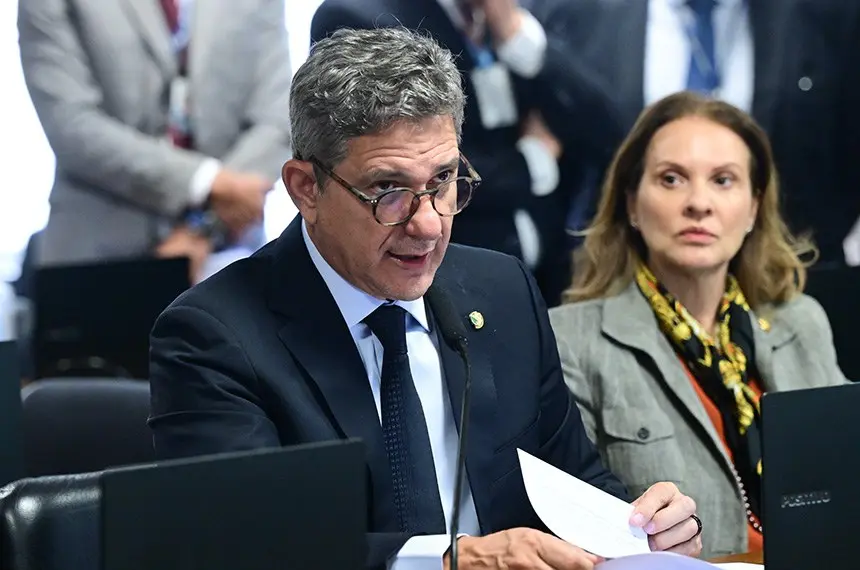 Senador Rogério Carvalho fala à bancada no Senado