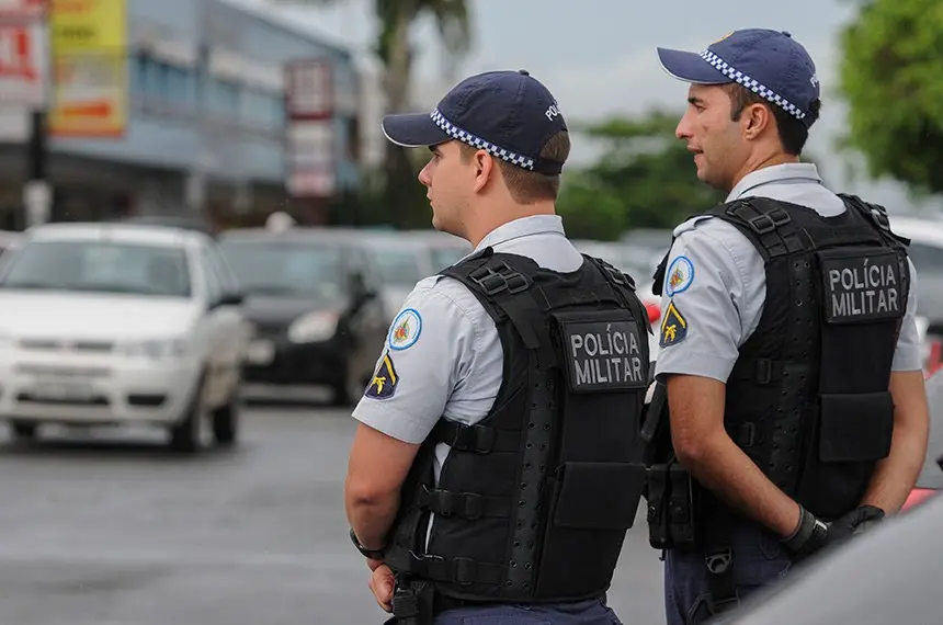 Dois policiais militares em uma rua do Distrito Federal, em fotografia de arquivo