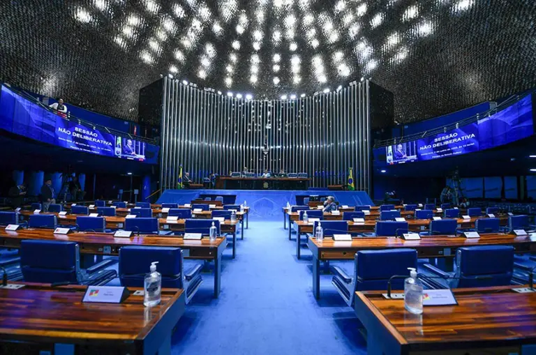 Vista panorâmica do plenário do Senado Federal, com bancadas e painel ao fundo