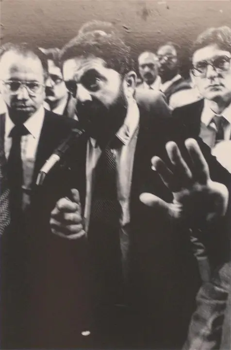Lula fala ao microfone no plenário da Câmara dos Deputados, em registro de 1989