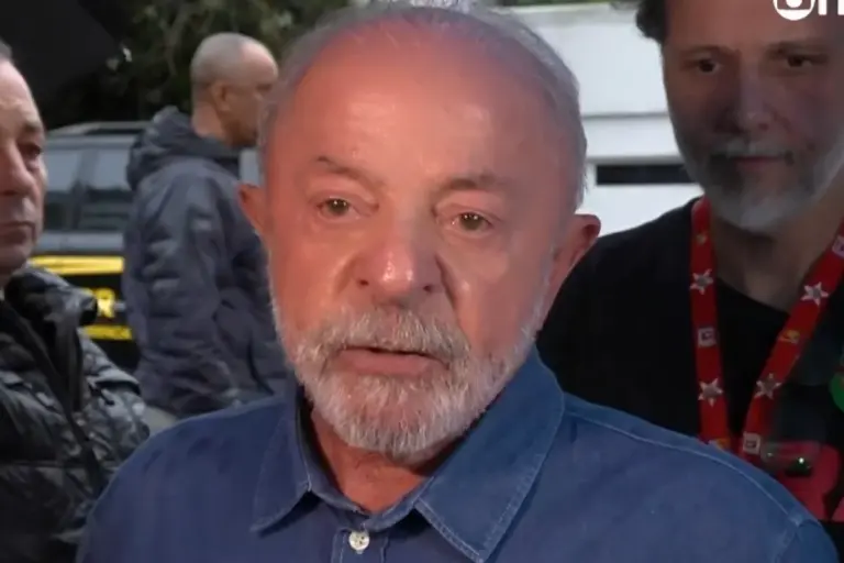 Lula fala a jornalistas sobre a falta de ônibus no segundo turno, em São Paulo, em 25 de outubro de 2026