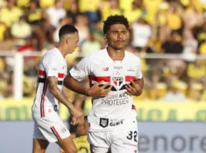 Pedro Lima com a camisa do São Paulo no empate com o Mirassol, em 24 de outubro de 2026.