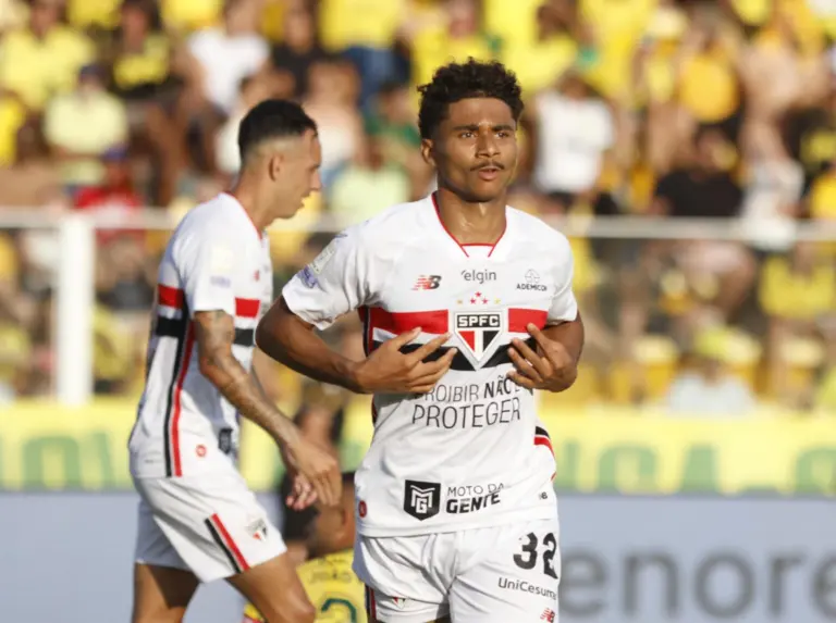 Pedro Lima com a camisa do São Paulo no empate com o Mirassol, em 24 de outubro de 2026.