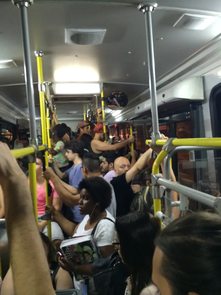 Passageiros em pé seguram barras de apoio dentro de um ônibus em São Paulo, em fotografia de arquivo de 2014.