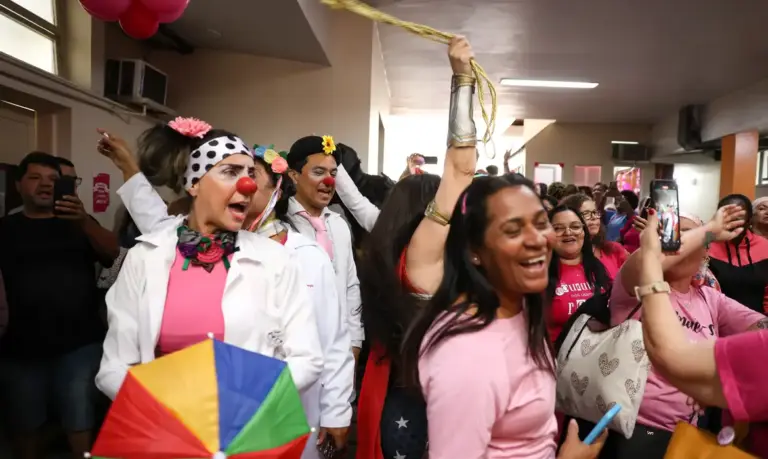 Atividade de acolhimento em campanha de Outubro Rosa