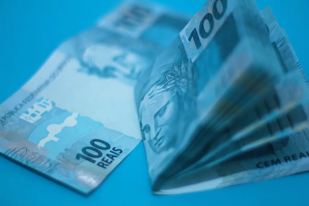 Cédulas de cem reais em imagem ilustrativa de pagamento