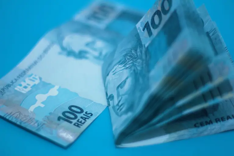 Cédulas de cem reais em imagem ilustrativa de pagamento