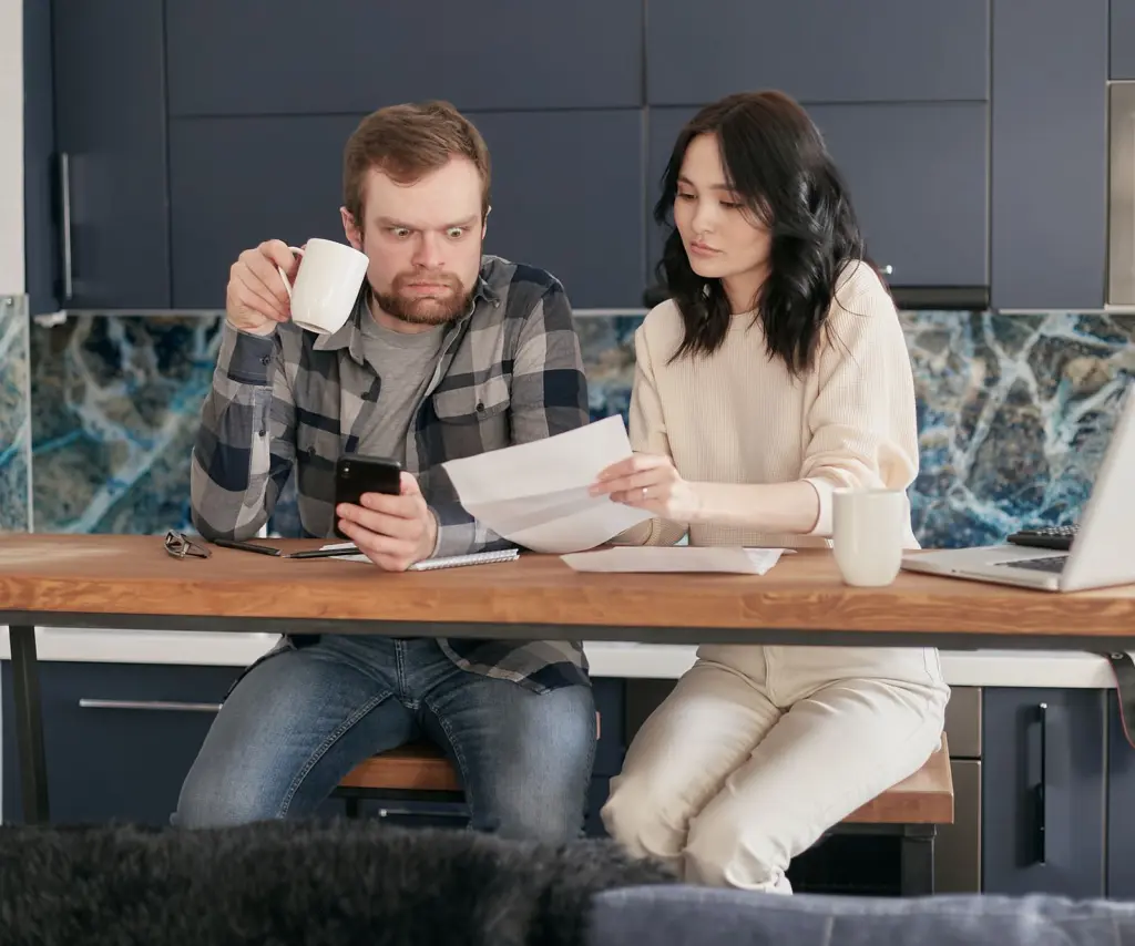 Casal analisando documentos em uma mesa