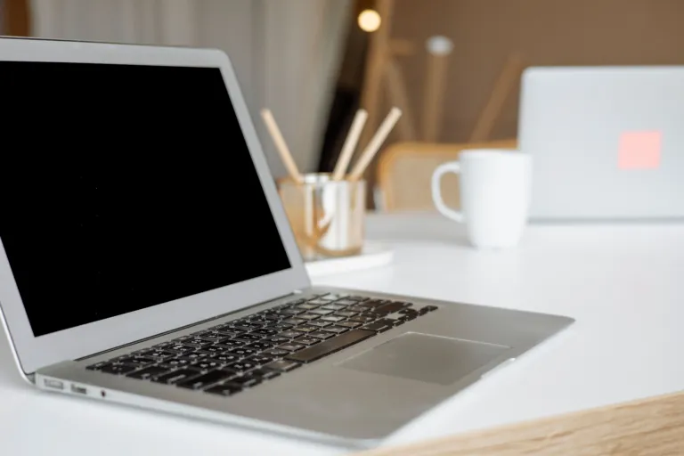 Computador em ambiente de trabalho