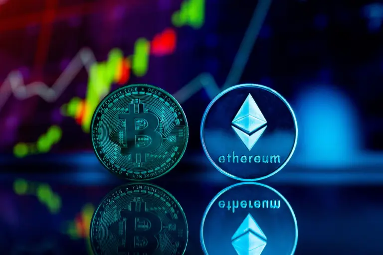 Representações físicas de bitcoin e ethereum diante de um gráfico financeiro