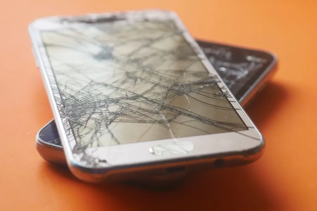 Tela de celular danificada em imagem ilustrativa