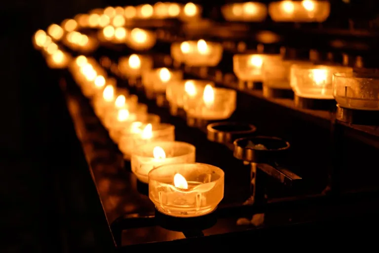 Velas acesas em igreja; imagem ilustrativa