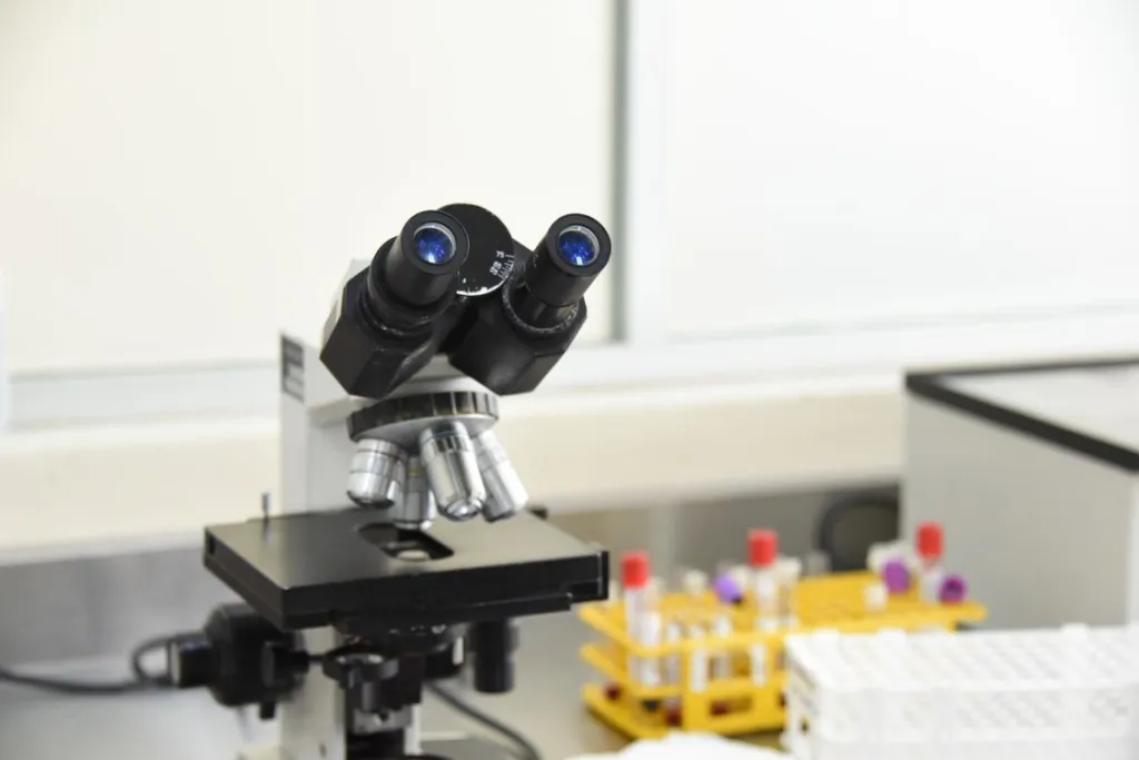 Microscópio de laboratório em imagem ilustrativa da pesquisa