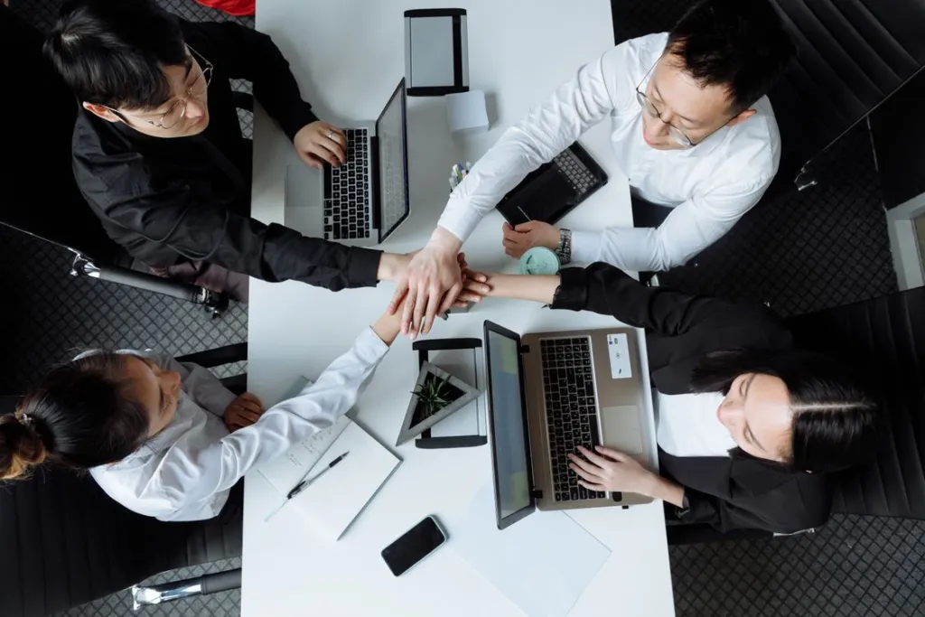 Mãos unidas em trabalho coletivo