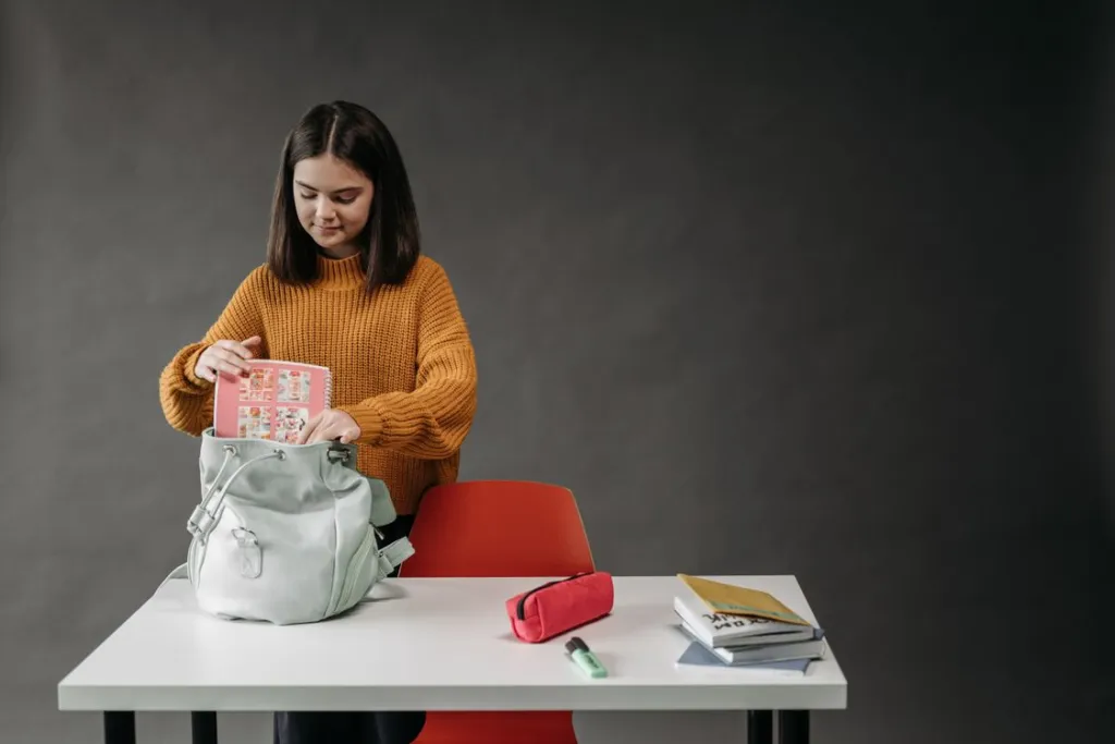 Mochila e material escolar em imagem ilustrativa