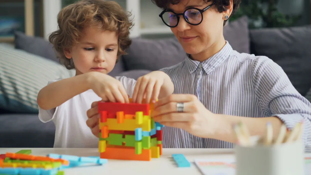 Mãe e filho brincando com blocos coloridos