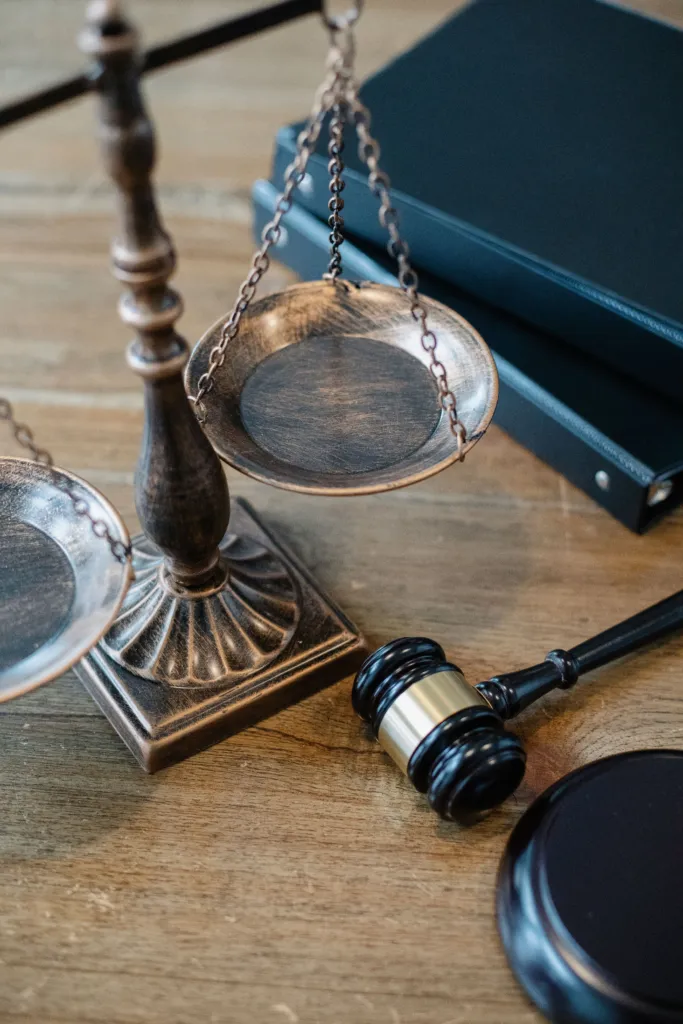 Balança da Justiça e livros jurídicos