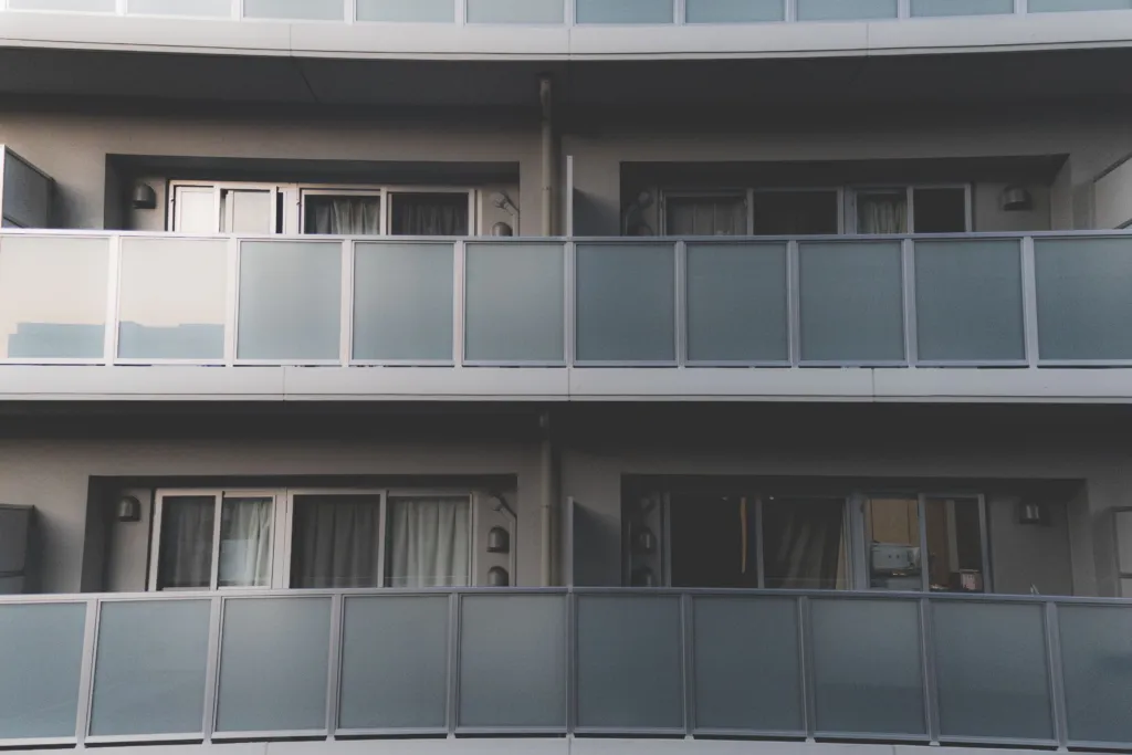 Fachada de edifício residencial sem relação com os processos